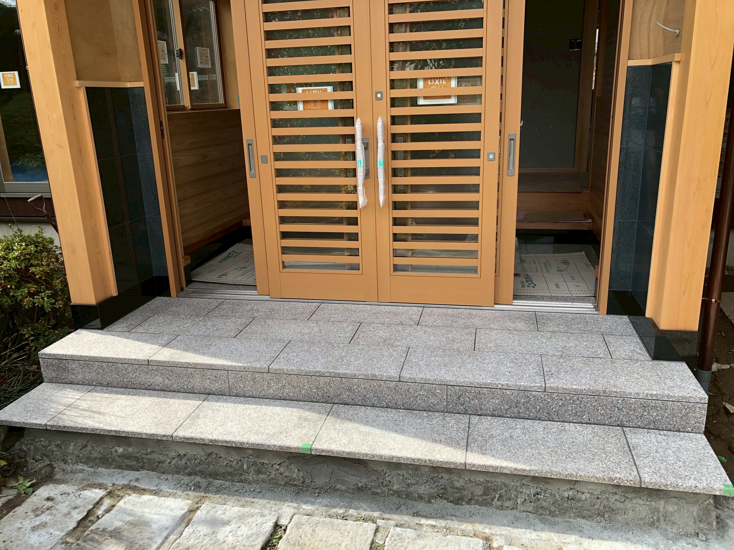 玄関・ポーチ石張り施工工事 | 有限会社有坂石材